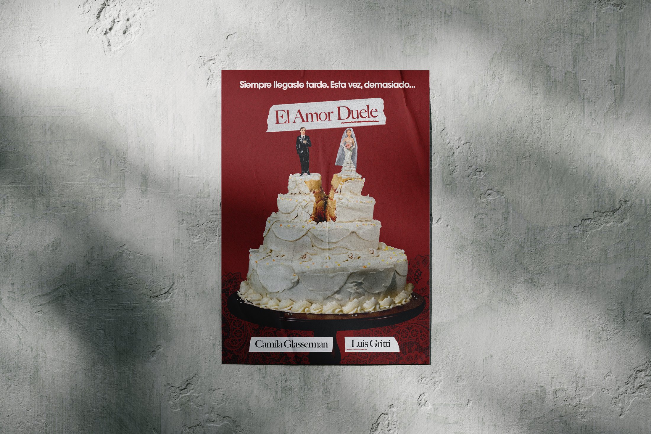El Amor Duele — mockup del afiche pegado en la pared