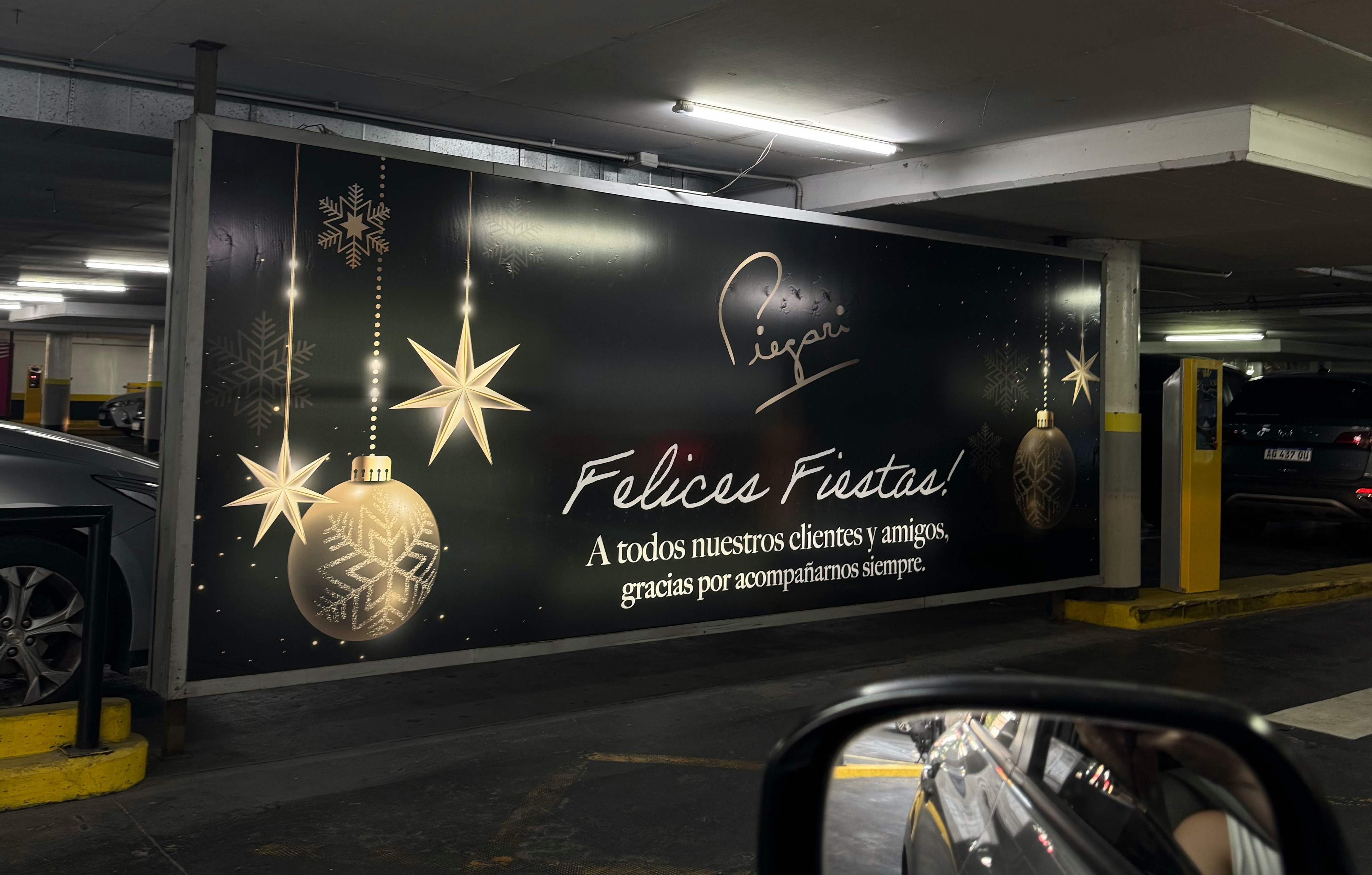 Piegari — cartel de Felices Fiestas en la cochera
